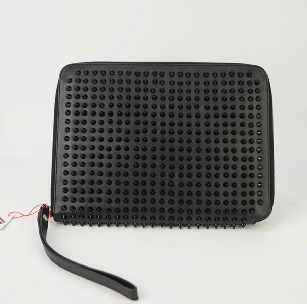 Túi Clutch Shouboutin đen lòng đỏ gắn đinh TB+