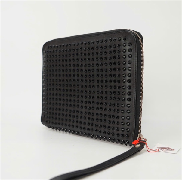 Túi Clutch Shouboutin đen lòng đỏ gắn đinh TB+