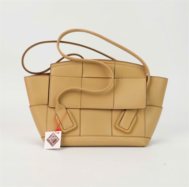 Túi Bottega đan lưới ô vuông màu nude +