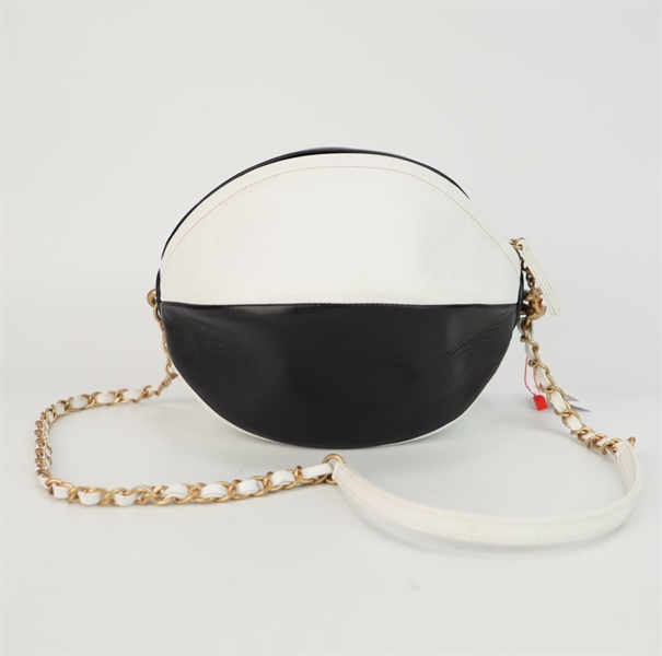 Túi Chanel trái banh trắng đen size 22++