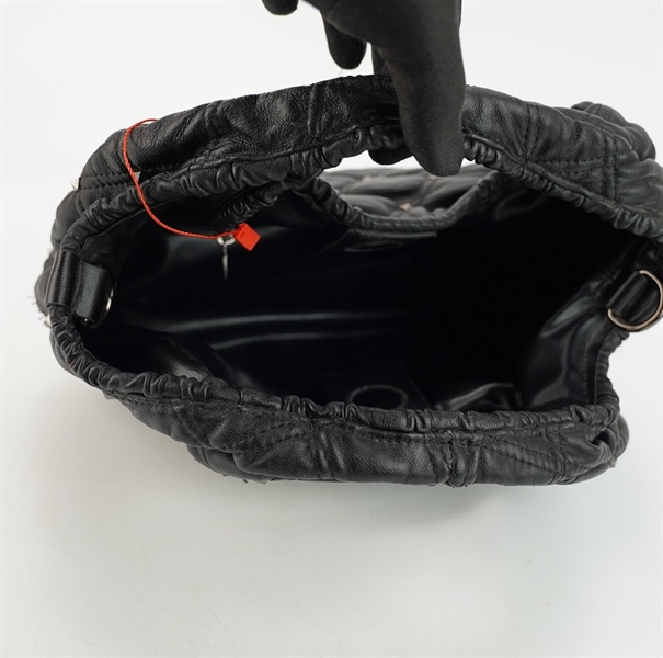 Túi Valentino đen đính đinh s23 KG++