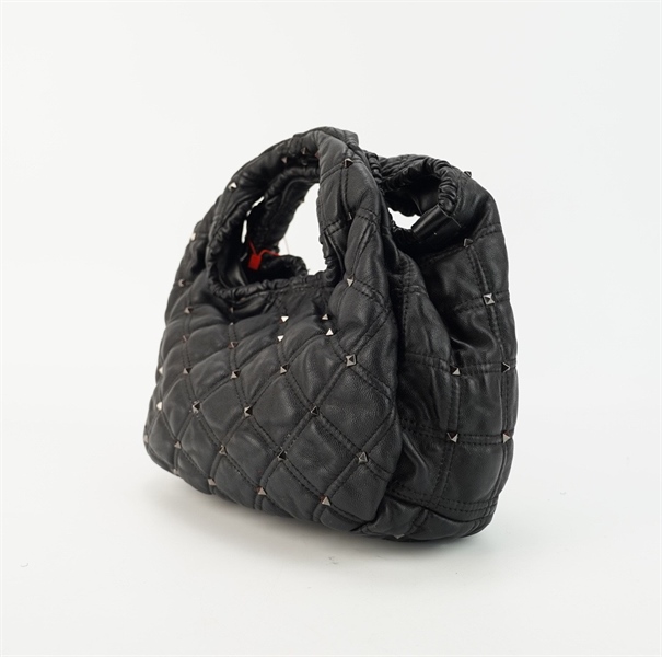 Túi Valentino đen đính đinh s23 KG++