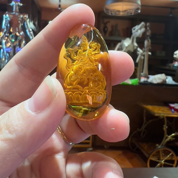 Mặt Phật đá hổ phách +