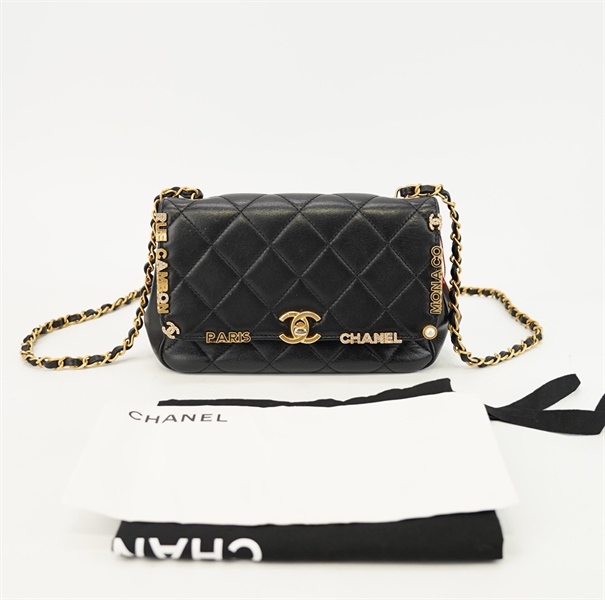 Túi Chanel đính charm viền màu đen sz 20 KG+