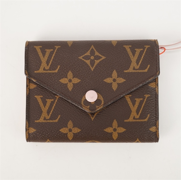 Ví LV hoa nâu gập 3 lòng hồng +