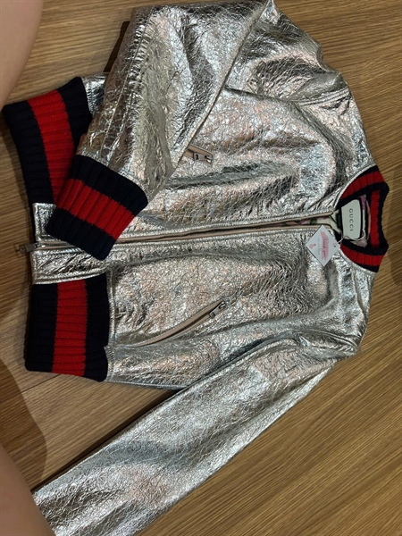 Áo khoác GG màu bạc viền sọc đen đỏ - a Long live (TH- A54)