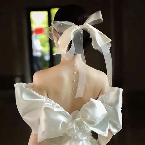 Nơ cài tóc lưới cứng đính hạt trai phối ruy băng trắng kem