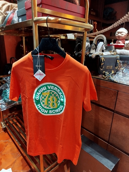 Áo thun Versace cam logoãnh - A Long live (HP-A972)