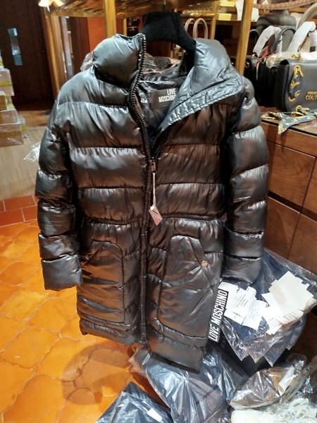 Áo khoác phao Moschino đen kèm móc-A Long live (HP-A1316)