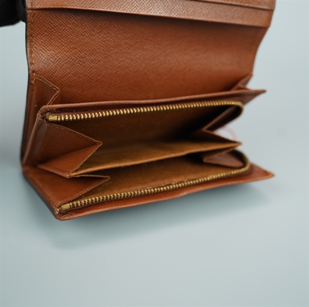 Ví LV hoa nâu nắp gập nút vàng +