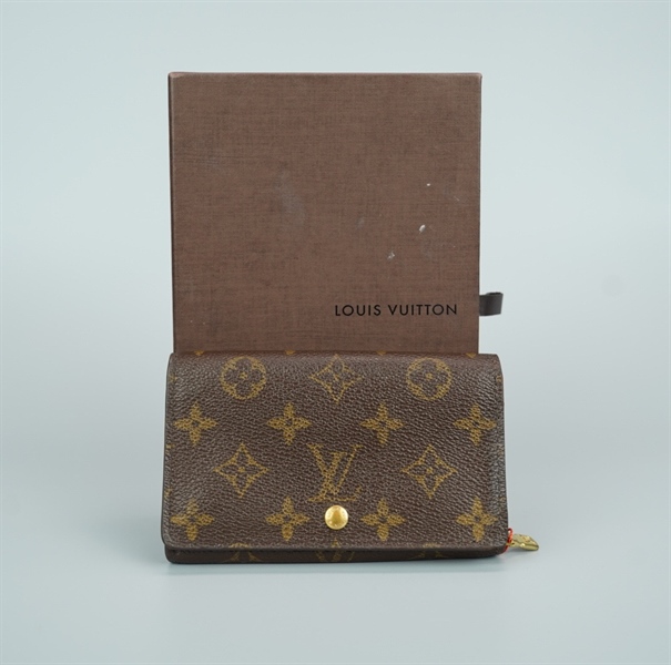 Ví LV hoa nâu nắp gập nút vàng +