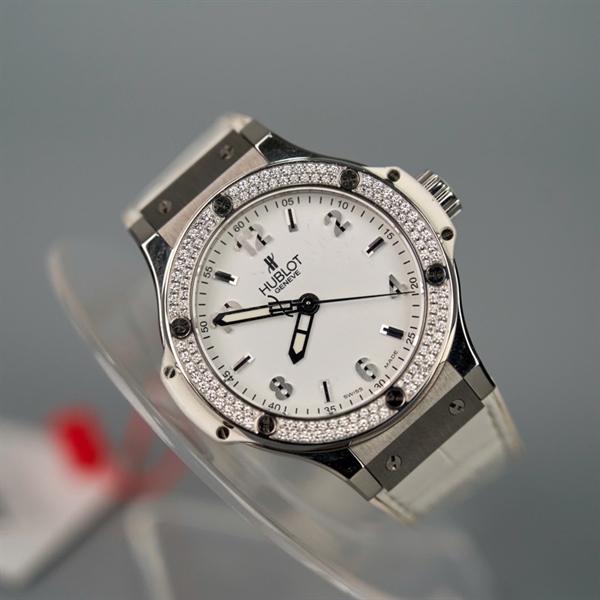 Đồng hồ Hublot mặt tròn đính đá màu trắng (1125032) (HC) KG+