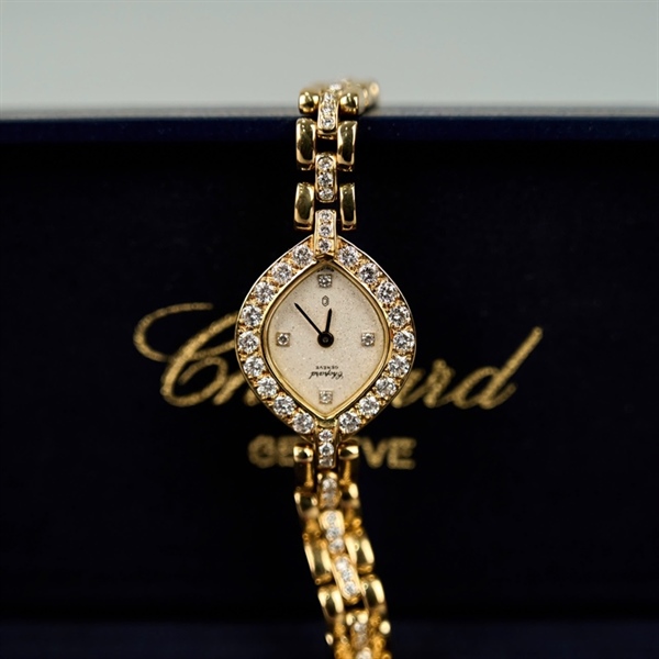 Đồng hồ Chopard mặt tròn vàng đính đá (426721) (HC) +