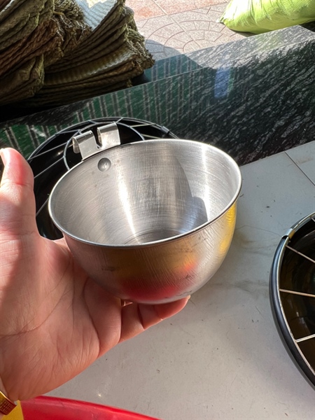 Chén inox cho gà ăn