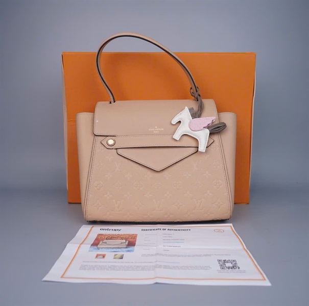 Túi LV màu nude kèm charm ngựa cánh hồng (TJ2105) sz30 KG+