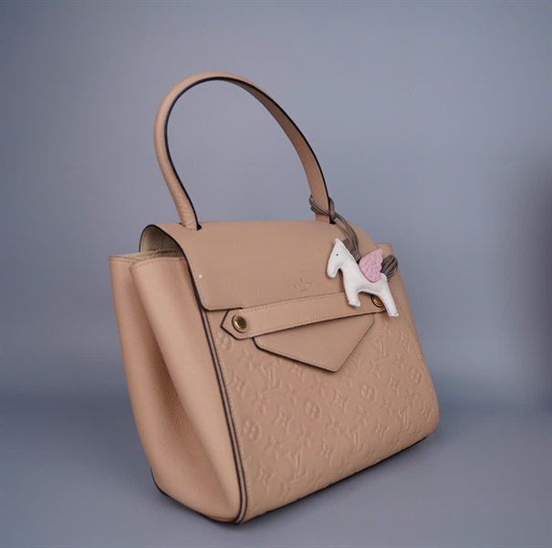Túi LV màu nude kèm charm ngựa cánh hồng (TJ2105) sz30 KG+