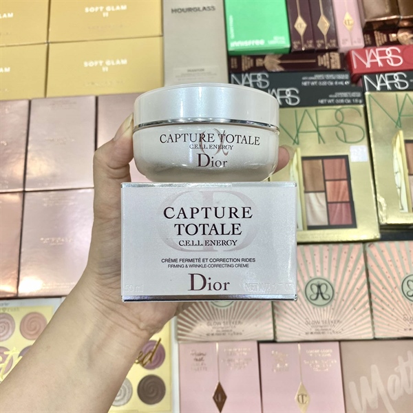 KEM DƯỠNG ẨM DIOR VỚI CHẤT KEM MỊN NHẸ ĐANG ĐƯỢC TRẢI NGHIỆM TRÊN LÀN DA TƯƠI TẮN