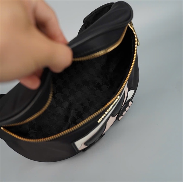 Túi Karl Lagerfeld bao tử hình mặt (PN) +