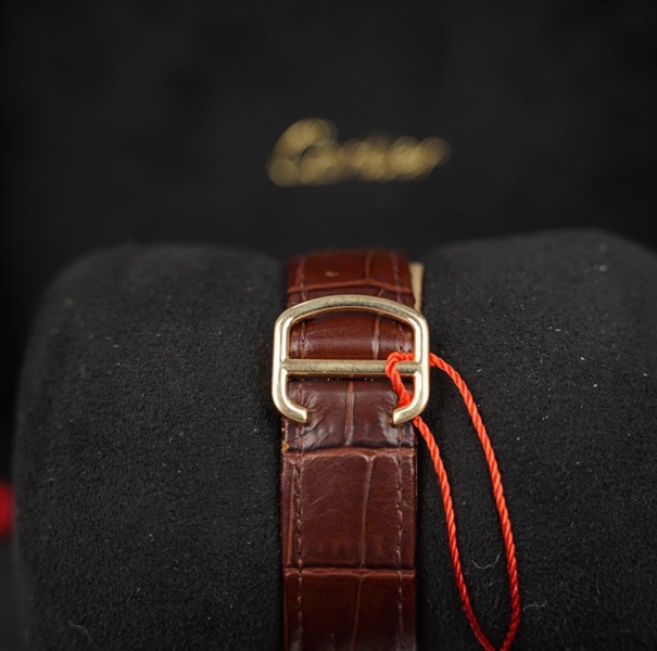 Đồng hồ Cartier mặt tròn viền đá quai da cá sấu (98781RX) (HC) KG+