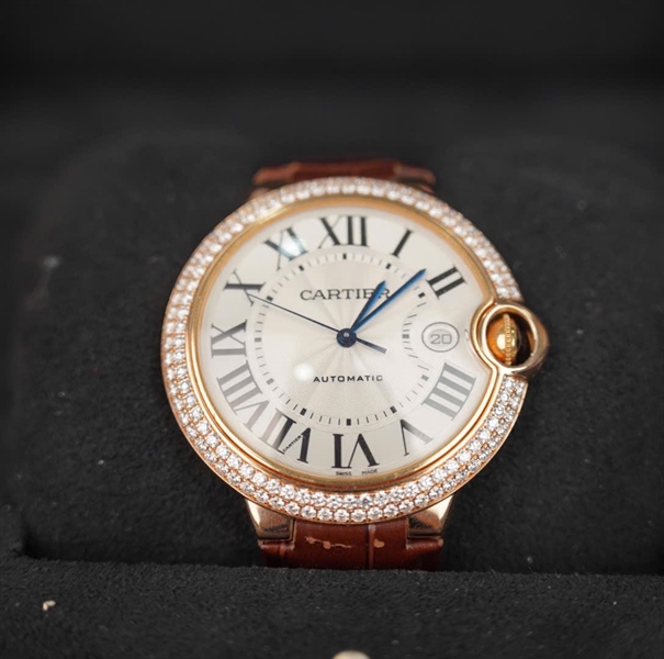 Đồng hồ Cartier mặt tròn viền đá quai da cá sấu (98781RX) (HC) KG+