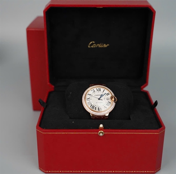 Đồng hồ Cartier mặt tròn viền đá quai da cá sấu (98781RX) (HC) KG+