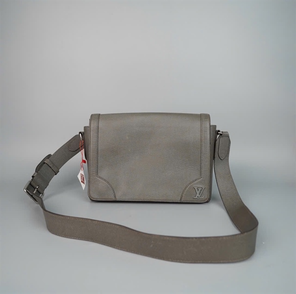 Túi LV đeo chéo xám sz28 (BQ) KG+