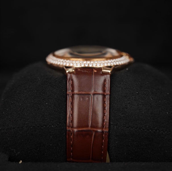 Đồng hồ Cartier mặt tròn viền đá quai da cá sấu (98781RX) (HC) KG+