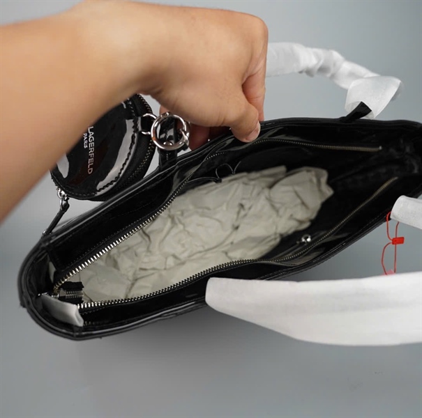 Túi Karl Lagerfeld Đen Bóng Kèm Charm (PN) +