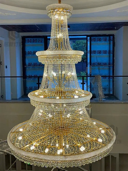 Đèn chùm phale thông tầng