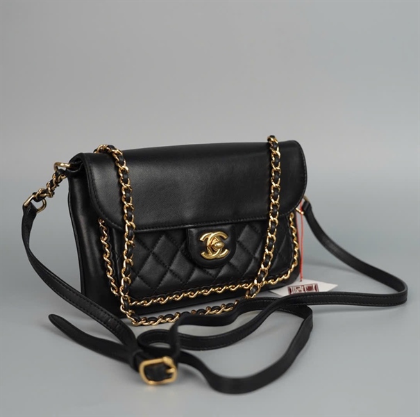 Túi Chanel đen viền vàng (23711401) sz18 (HC) +
