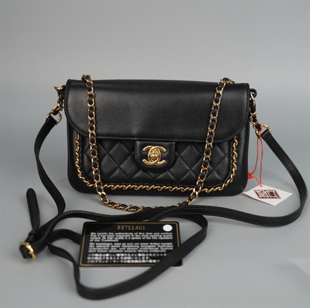 Túi Chanel đen viền vàng (23711401) sz18 (HC) +