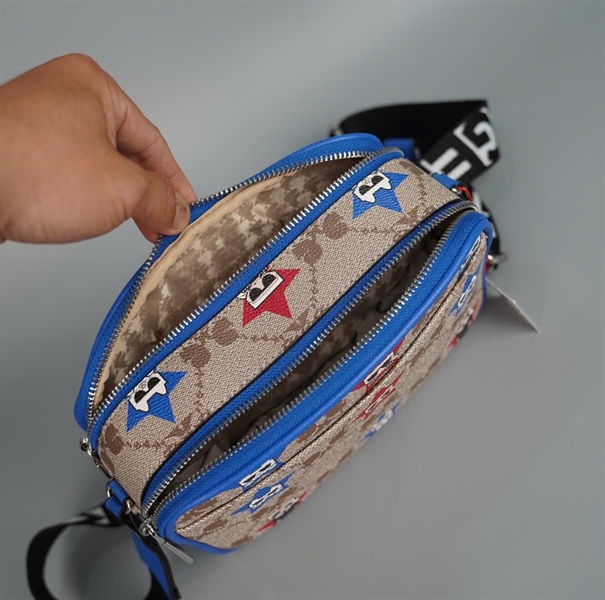 Túi Karl đeo chéo xám viền xanh in hình sz20 (PN) +
