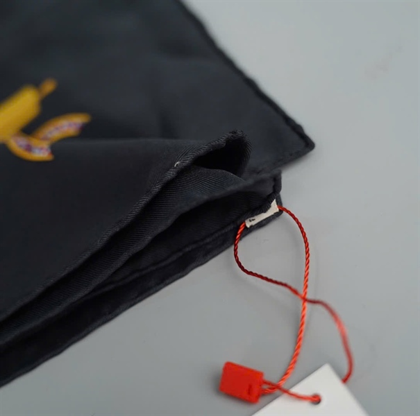 Khăn Hermes đỏ viền đen (PN) +