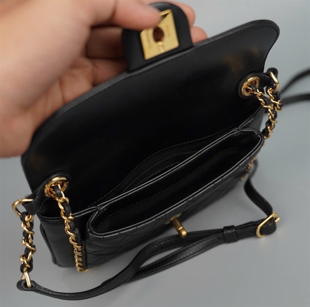 Túi Chanel đen viền vàng (23711401) sz18 (HC) +