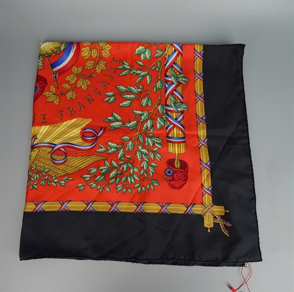 Khăn Hermes đỏ viền đen (PN) +