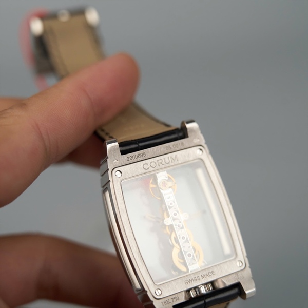 Đồng hồ Corum mặt vuông dây đen kim zin (2200695) sz31.8 (HC) KG+