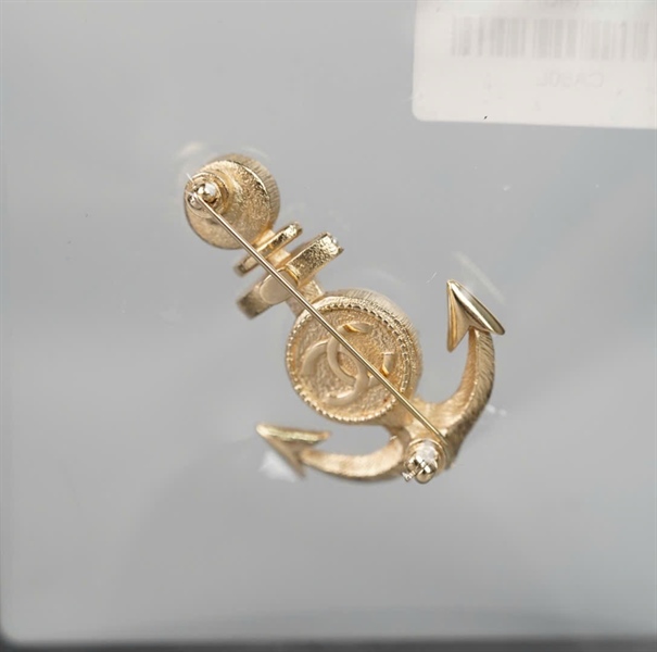 Cài áo Chanel mỏ neo đính ngọc (HC) +