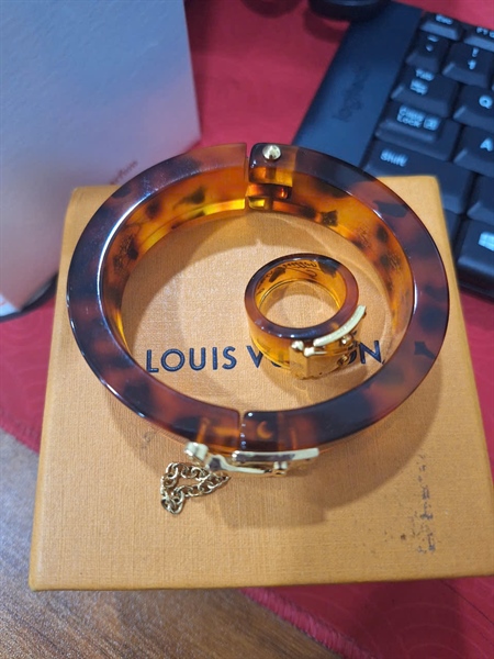 Set vòng tay, nhẫn LV màu đồi mồi (PN) +