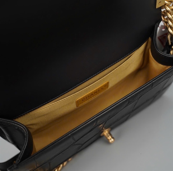 Túi Chanel Boy đen chữ vàng (28413844) sz22 (HC) +