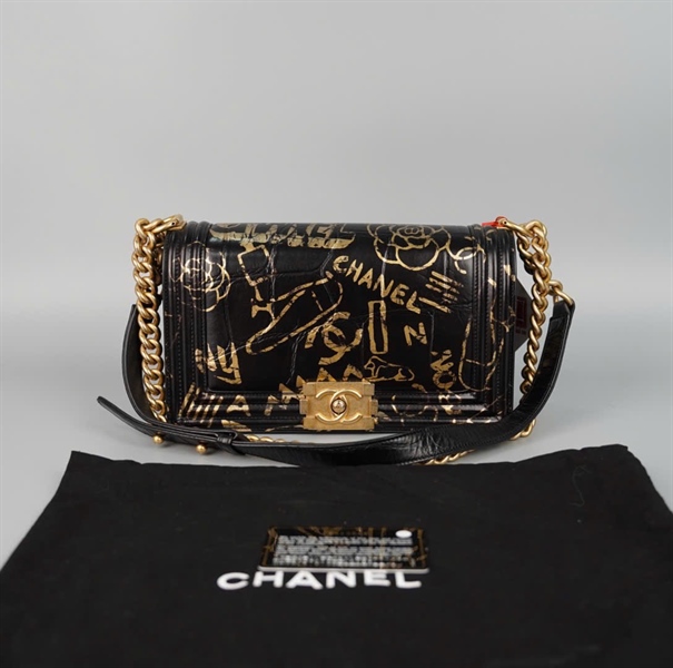 Túi Chanel Boy đen chữ vàng (28413844) sz22 (HC) +