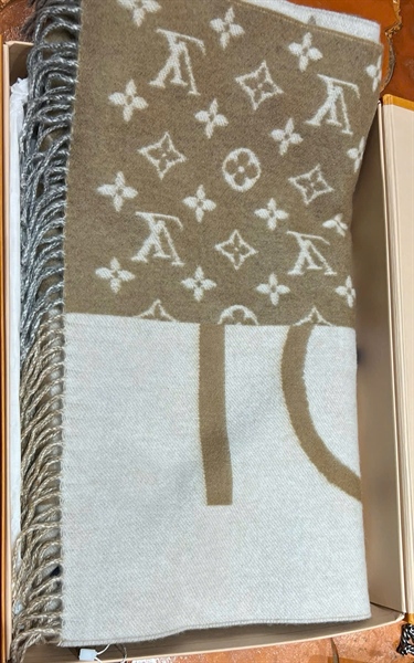 Khăn LV hoa nâu phối trắng (PN) +