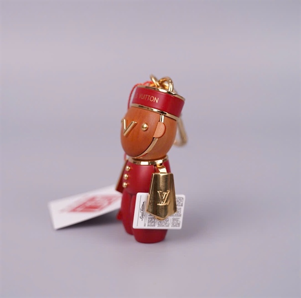 Charm LV đỏ hình người (HC) +