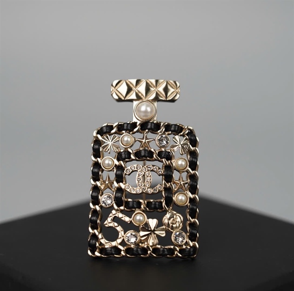 Cài áo Chanel bình rượu đính cườm (HC) +