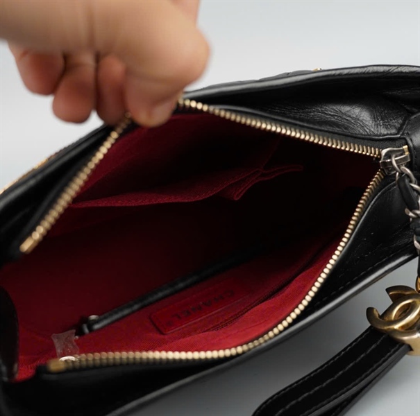 Túi Chanel Gab màu đen đính charm (23709916) sz20 KG+