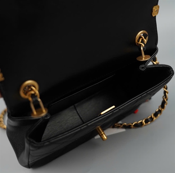 Túi Chanel Handle đen viền đính charm sz19 (HC) +