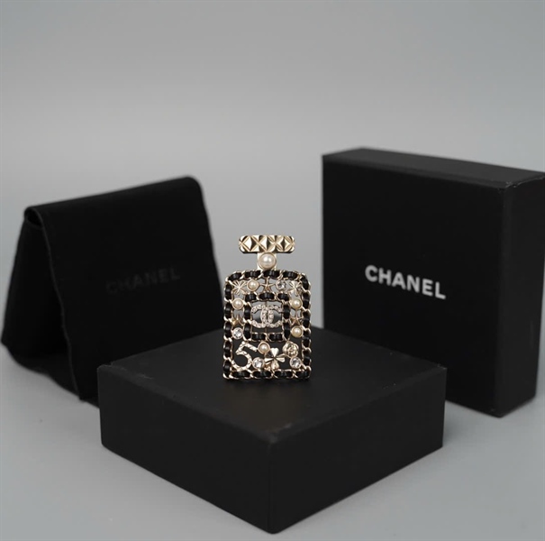 Cài áo Chanel bình rượu đính cườm (HC) +
