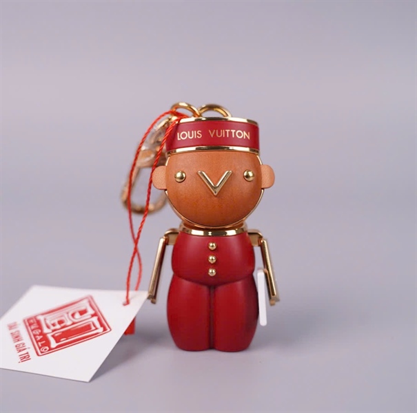 Charm LV đỏ hình người (HC) +