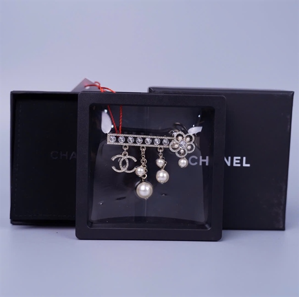 Cài áo Chanel hoa ngọc trai (HC) +