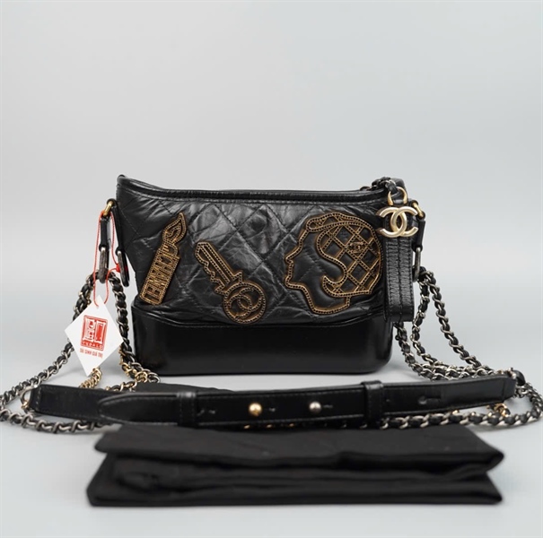 Túi Chanel Gab màu đen đính charm (23709916) sz20 KG+