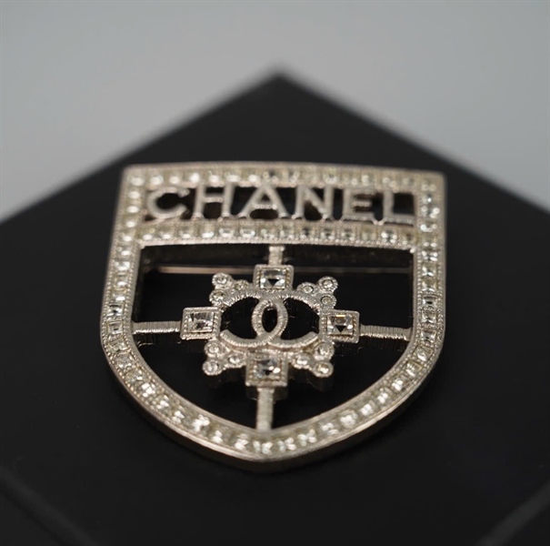 Cài áo Chanel hình khiên (HC) +